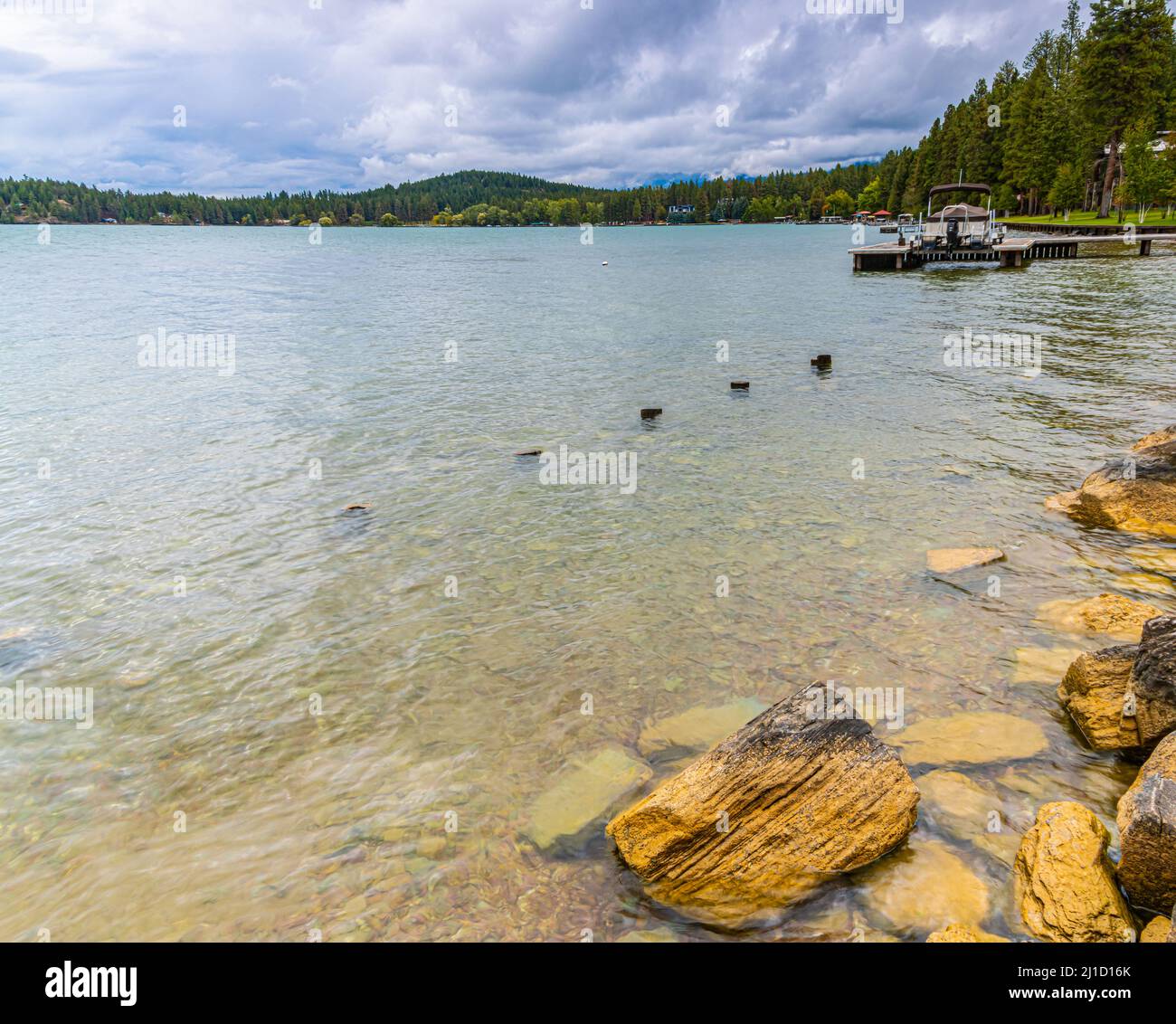 Die Rocky Shoreline von Blue Bay und Flathead Lake, Polson, Montana, USA Stockfoto