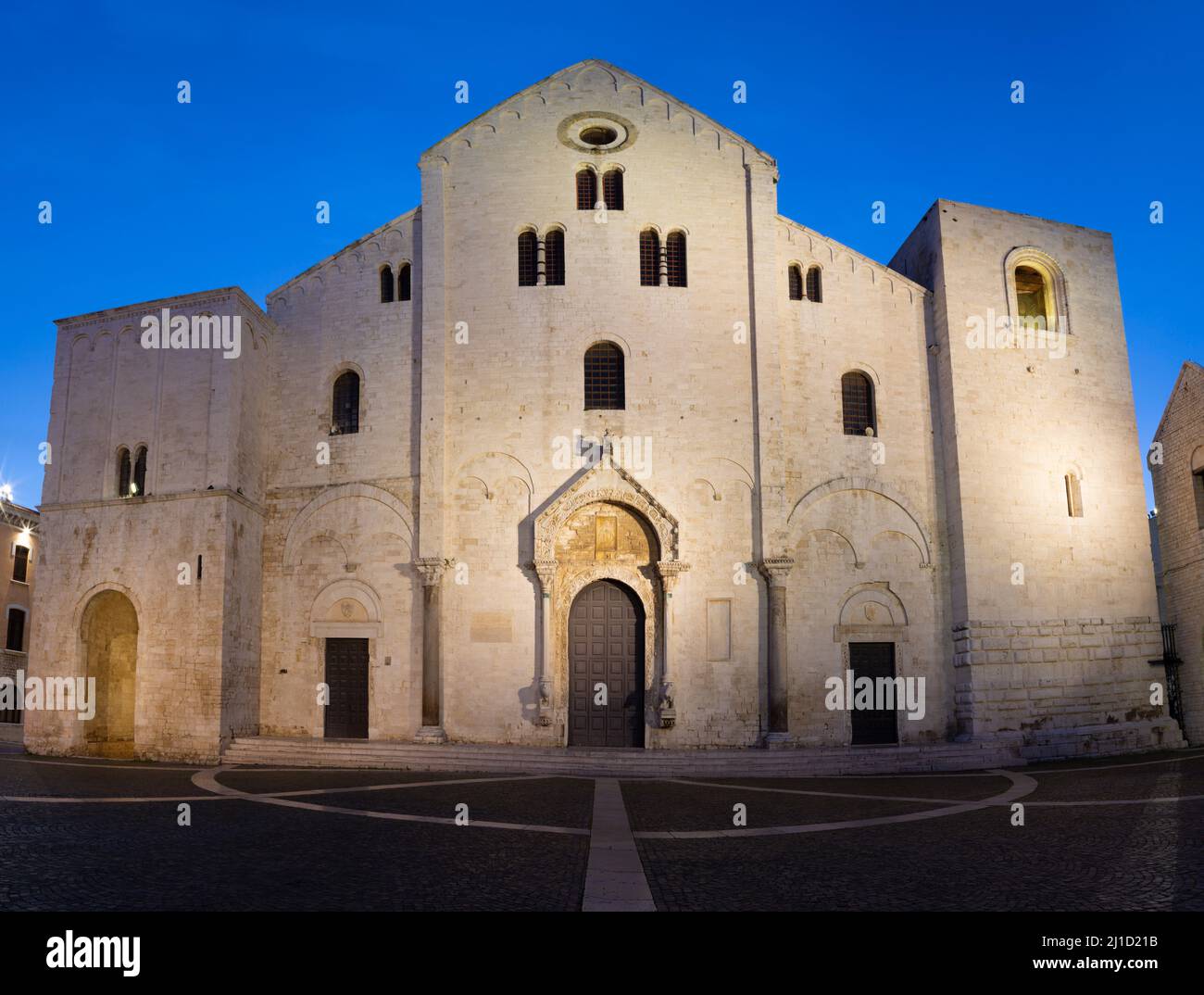 Bari - die Basilica di San Nicola in der Abenddämmerung Stockfoto