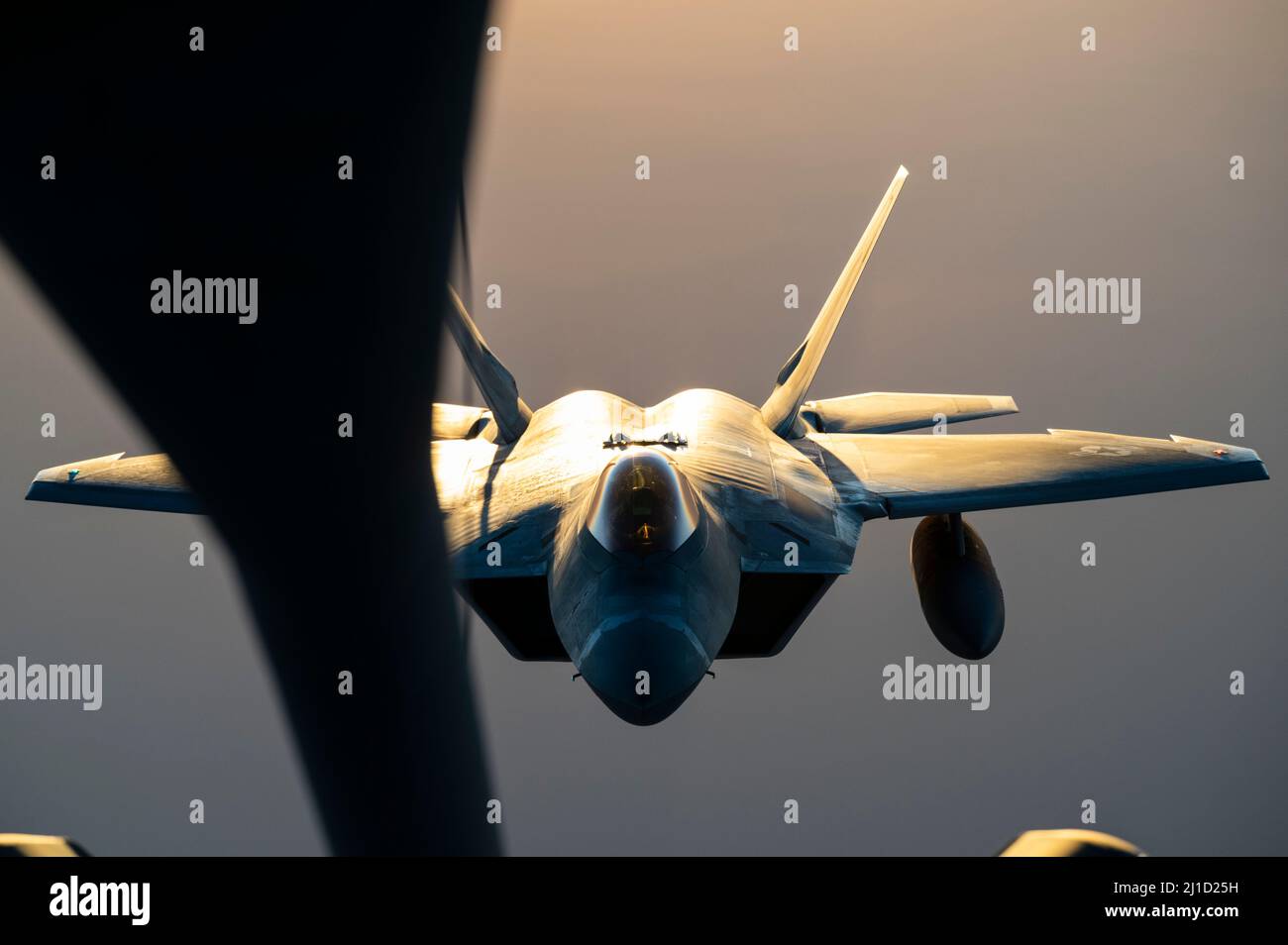 Eine US Air Force F-22 Raptor nähert sich einem US Air Force KC-135 Stratotanker, der dem Expeditionary Air Betanking Squadron von 50. zugewiesen wurde, um Lufttanken über den Vereinigten Arabischen Emiraten durchzuführen, 15. März 2022. Ein Kontingent von Raptoren und Hilfskräften, das als Instrument für dynamische Kraftbeschäftigung eingesetzt wird, integriert sich schnell in die Ausbildung von Theaterflugkräften sowie in gemeinsame und Partnermissionen, was die Fähigkeit der US-Luftwaffe unterstreicht, schnell Streitkräfte zur Unterstützung der Neunten Luftwaffe (Air Forces Central) einzusetzen und einzusetzen. Und Prioritäten der US Central Command. (USA Luftwaffe Foto von Staf Stockfoto