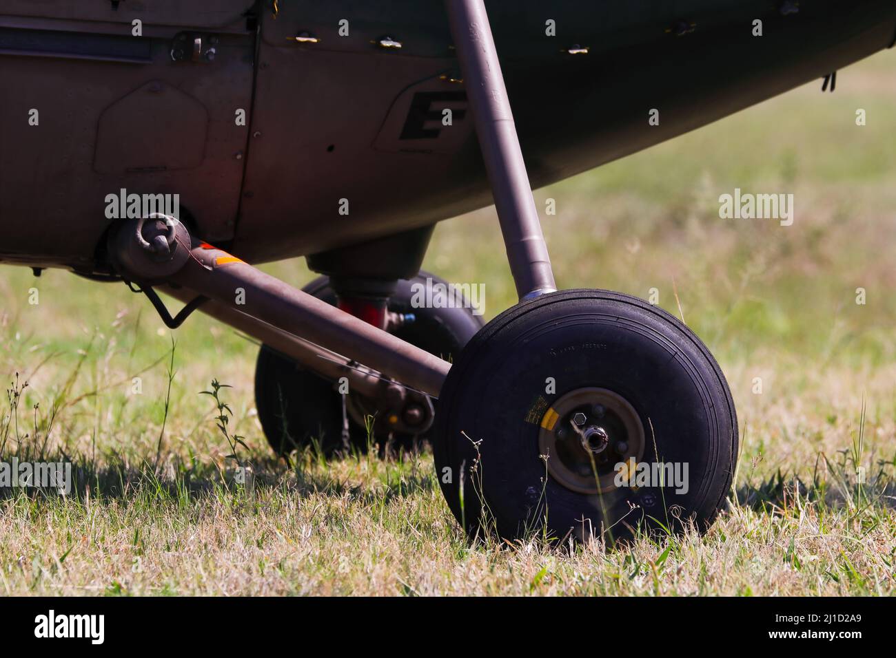 Militärhubschrauber Flugzeug Landegetriebe Rad Stockfoto