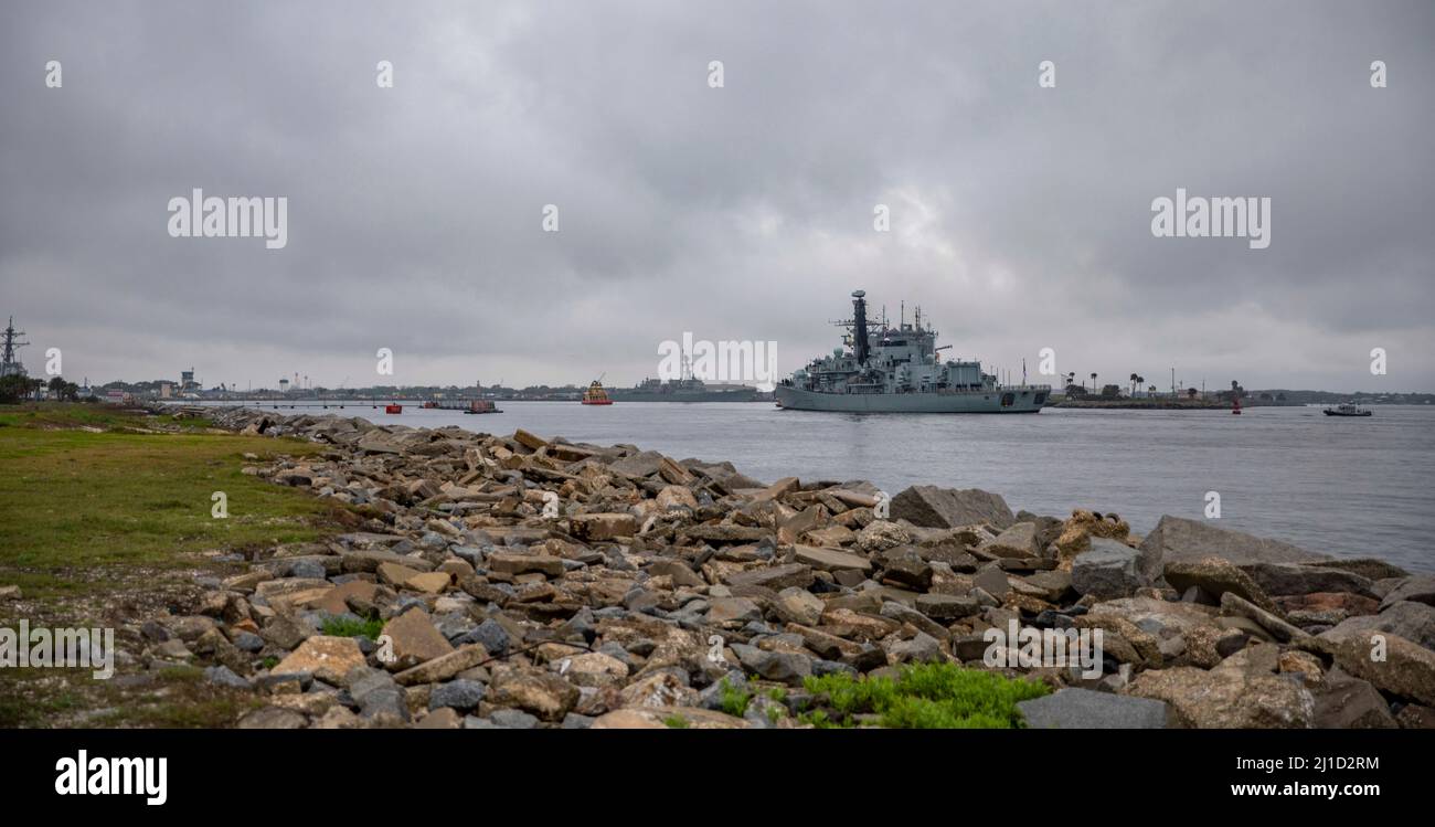 MARINESTÜTZPUNKT MAYPORT, Florida - (März 24.. März 2022) – die Königliche Navy-Fregatte HMS Portland (F79) kommt am Naval Station Mayport, Florida, am 24.. März 2022 an. HMS Portland besucht die Naval Station Mayport zu einem planmäßigen Hafenbesuch. (USA Navy Foto von Mass Communication Specialist 2. Class Austin G. Collins/veröffentlicht) Stockfoto