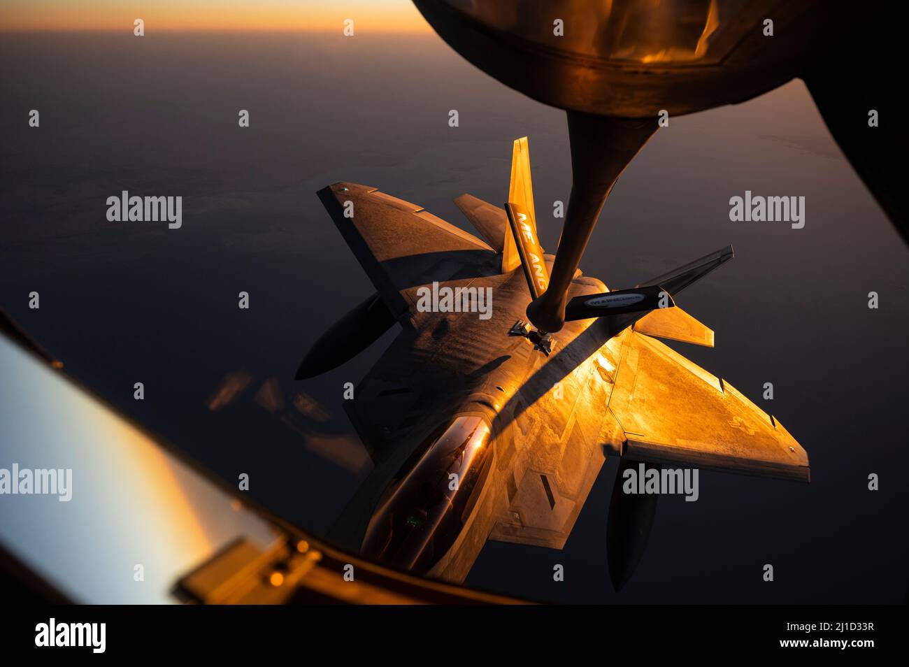 Eine US Air Force F-22 Raptor führt Luftbetankung mit einem US Air Force KC-135 Stratotanker durch, der dem Expeditionary Air Betanking Squadron von 50. über den Vereinigten Arabischen Emiraten zugewiesen wurde, 15. März 2022. Die 50. EARS, die zusammen mit der Neunten Air Force (Air Forces Central) eingesetzt werden, sind für die Kraftstoffversorgung der US- und Partnerstreitkräfte verantwortlich und ermöglichen so Luftkraft, Abschreckung und Stabilität. (USA Foto der Luftwaffe von Staff Sgt. Joseph Pick) Stockfoto