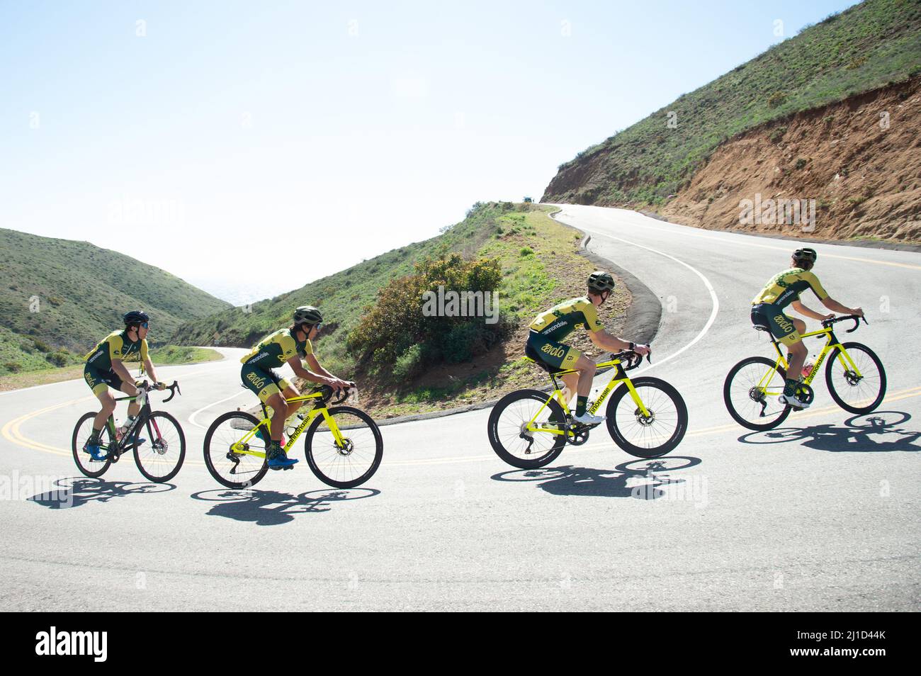 Das Aevolo Under 23 Herren Radsportteam auf einer Trainingsfahrt in den Santa Monica Mountains in Kalifornien. Stockfoto