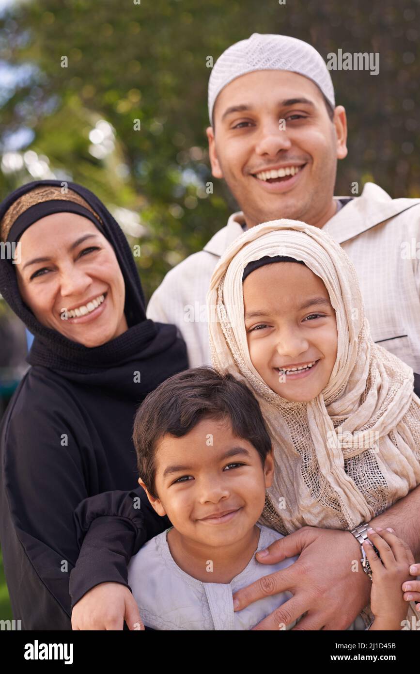 Alle lächeln. Eine muslimische Familie genießt einen Tag draußen. Stockfoto