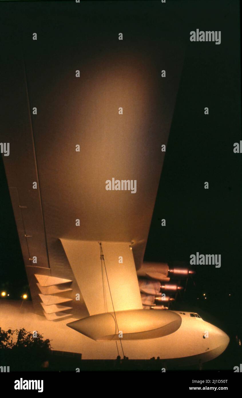 Im Jahr 1983 wurde in Long Beach, CA, eine Kuppel für 25million Dollar gebaut, um die Howard Hughes H-4 Hercules Flugzeuge zu beherbergen, die als Spruce Goose bekannt waren. Im Jahr 1990s wurde es nach Oregon verlegt, um Teil eines neuen Museums zu sein, das von Evergreen International Aviation organisiert wurde. Stockfoto