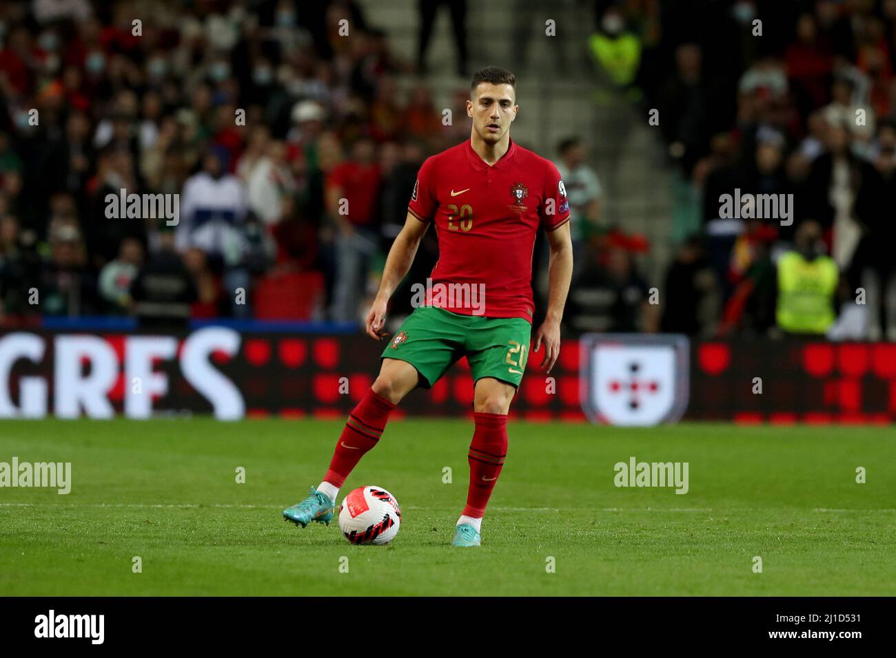 Porto, Portugal. 24. März 2022. Portugals Verteidiger Diogo Dalot in Aktion während des Fußballspiels der FIFA-Weltmeisterschaft 2022 zwischen Portugal und der Türkei im Dragao-Stadion in Porto, Portugal, am 24. März 2022. (Bild: © Pedro Fiuza/ZUMA Press Wire) Stockfoto