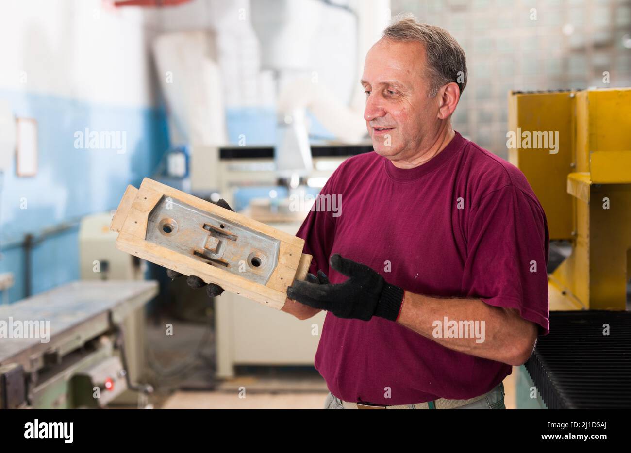 Foreman Kontrollen Metallteil auf die hölzerne Form Stockfoto
