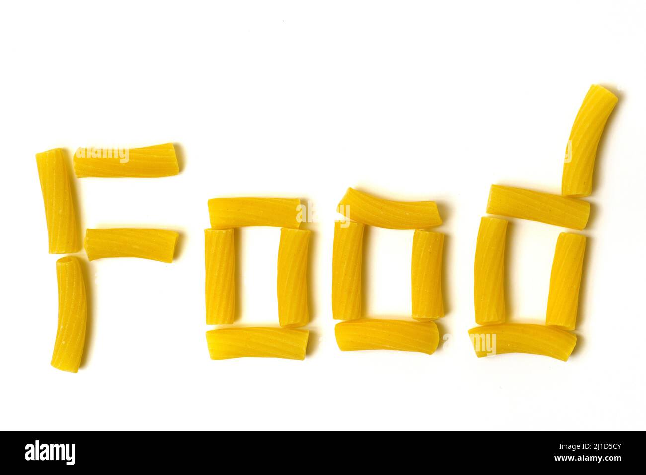 Italienische Hartweizenmaccaroni bilden das Wort Food auf weißem Hintergrund Stockfoto
