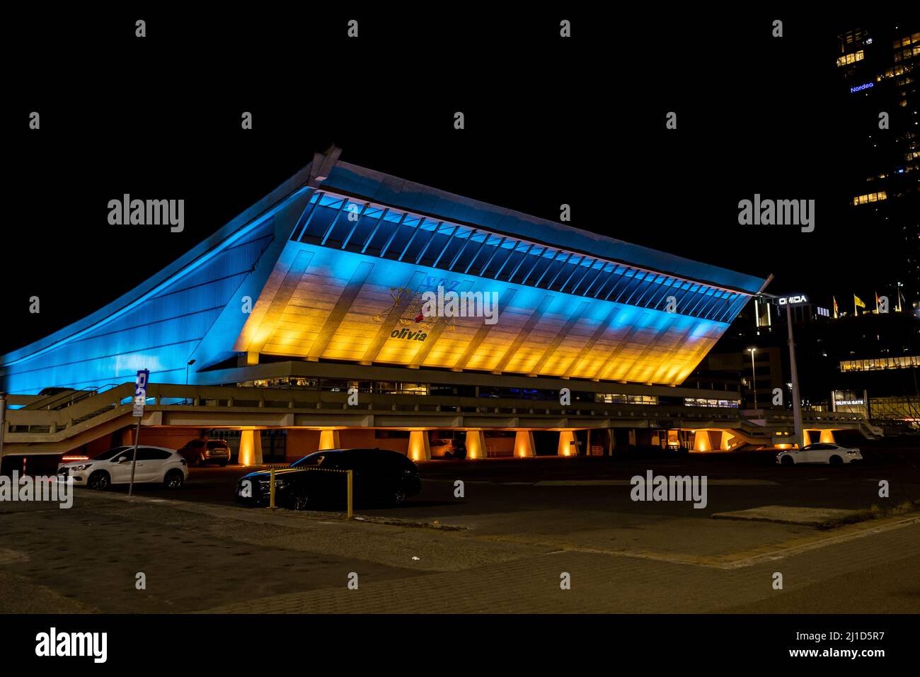 Danzig, PL-14 Mar 2022: Olivia Hall in farbenfrohen Lichtern ukrainischer Flagge, um die Unterstützung für den Angriff der Ukraine durch Russland zu zeigen. Danzig-Display Stockfoto