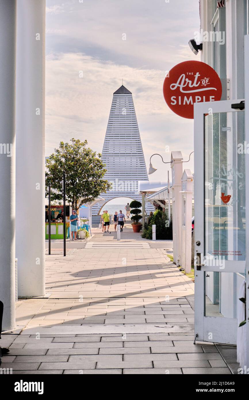 Menschen, die einkaufen und entlang der Promenade in Seaside Florida, an der Golfküste von Florida, in South Walton, entlang des Scenic Hwy 30a, USA, spazieren gehen. Stockfoto