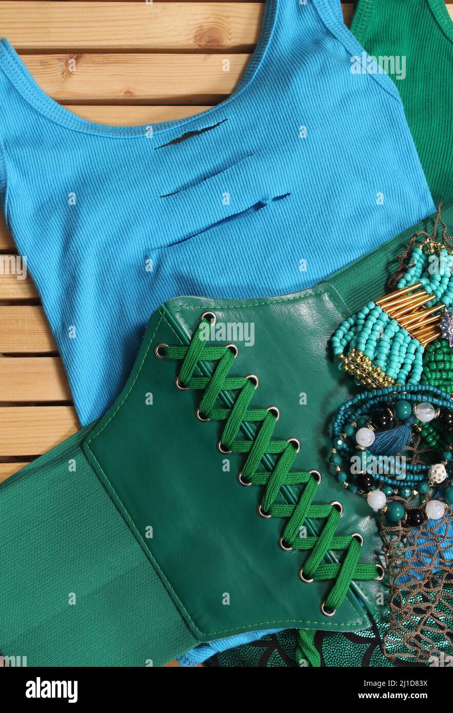 Meerjungfrau-Mode mit Schmuck und Fischernetz Stockfoto