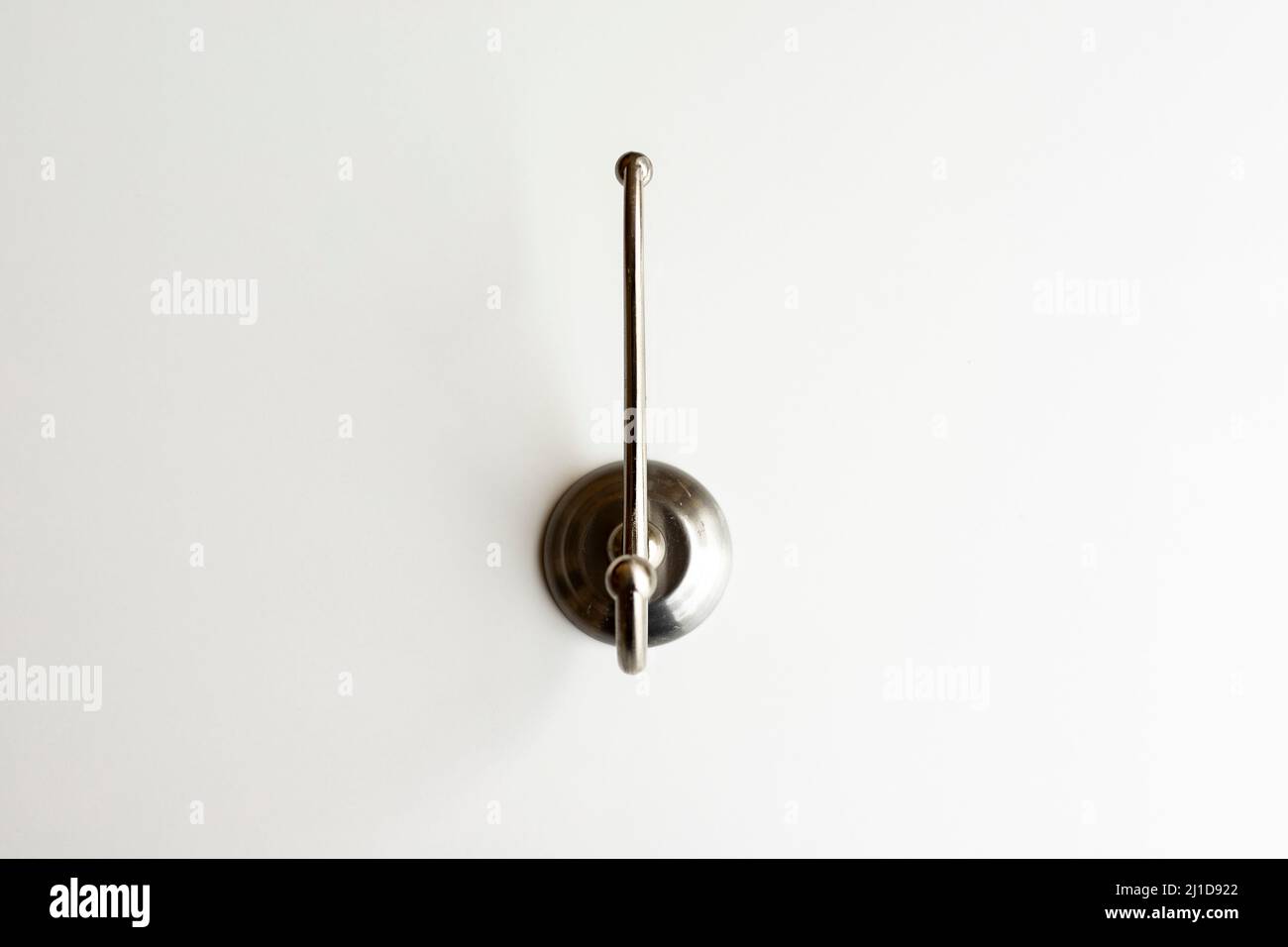 Wand Edelstahl Haken auf weißem Hintergrund isoliert Stockfoto