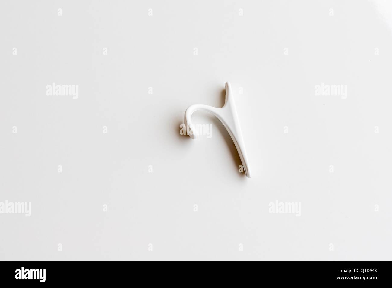 Weißer Haken-Aufhänger für Tücher oder Mantel Stockfoto
