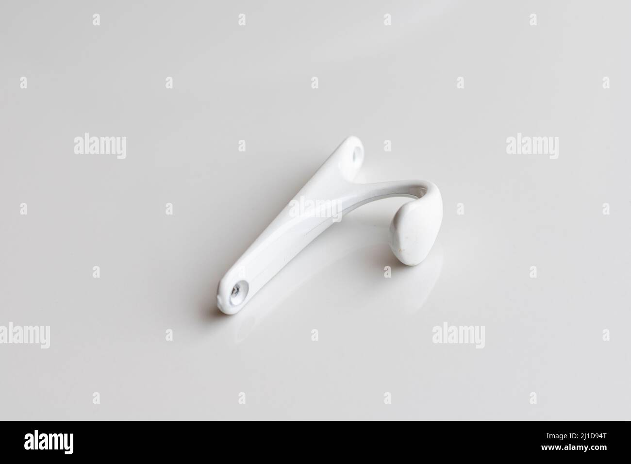 Weißer Wandhaken auf isoliertem weißem Hintergrund Stockfoto