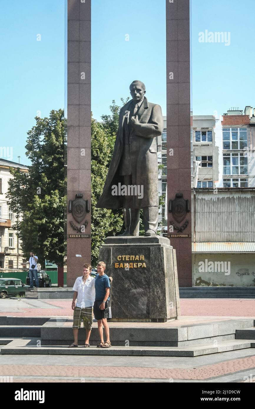 Bild einer Statue, die dem umstrittenen ukrainischen Nationalhelden Stepan Bandera in Lviv, Westukraine, gewidmet ist. Eingeweiht 2007 und entworfen b Stockfoto