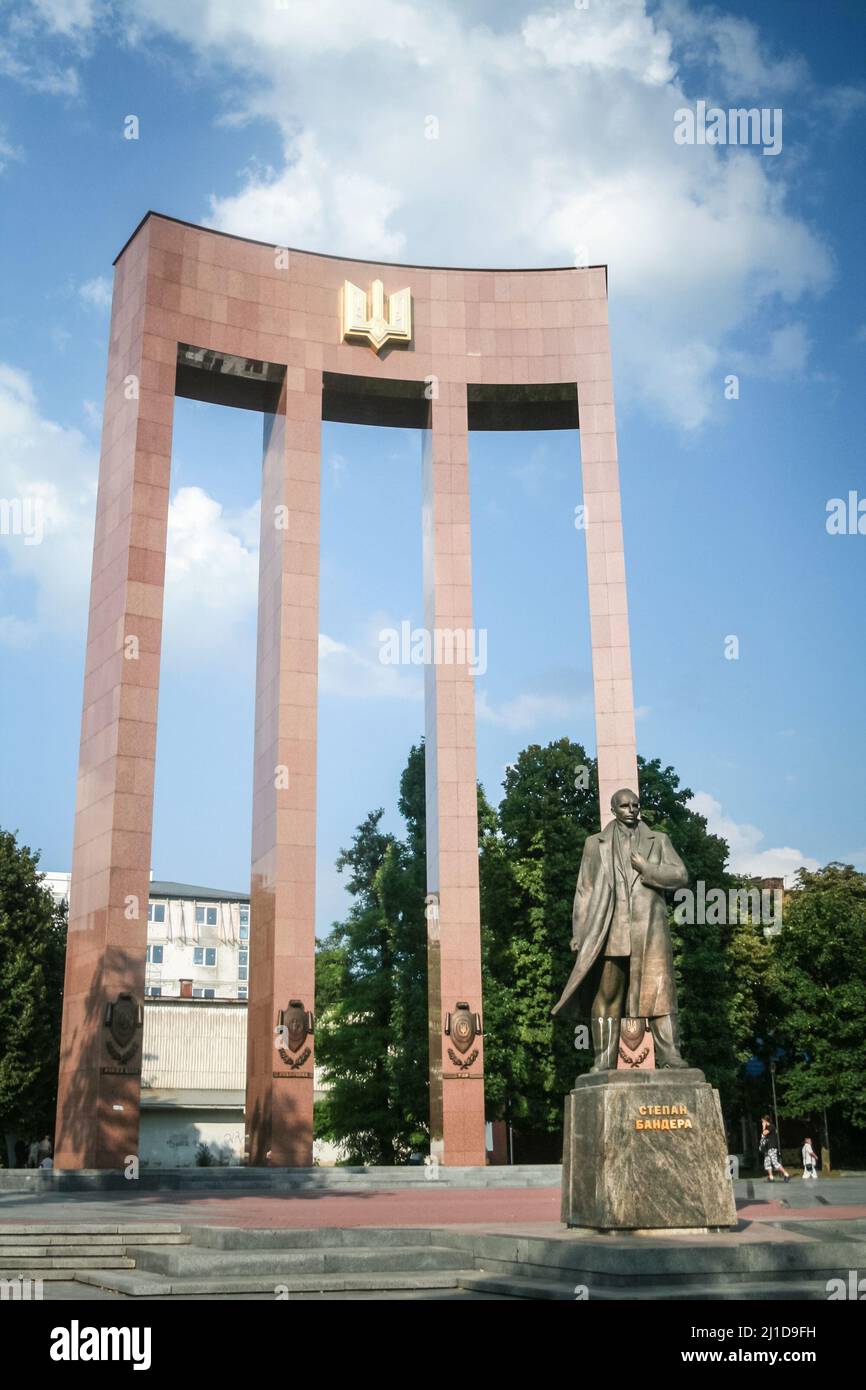Bild einer Statue, die dem umstrittenen ukrainischen Nationalhelden Stepan Bandera in Lviv, Westukraine, gewidmet ist. Eingeweiht 2007 und entworfen b Stockfoto