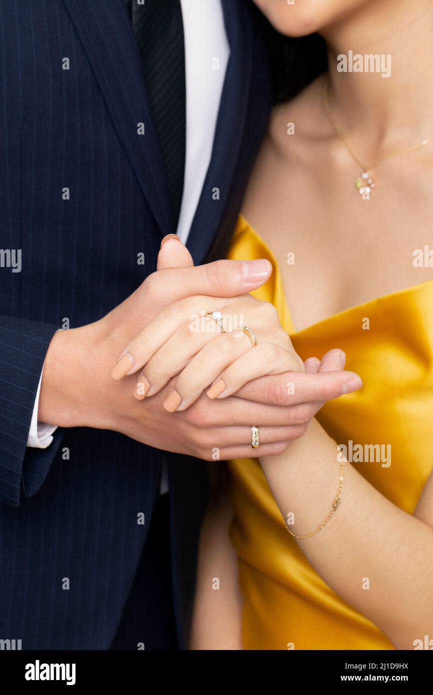 Eheringe sind ein wichtiger Teil eines Hochzeitsfotos, das die Eleganz und Bedeutung der Liebe und des Engagements eines Paares festlegt. Dies Stockfoto