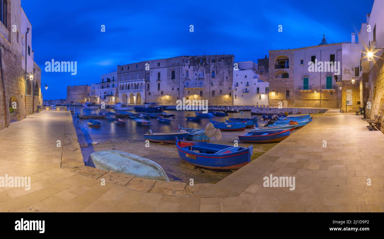 Monopoli - der alte Hafen in der Abenddämmerung. Stockfoto