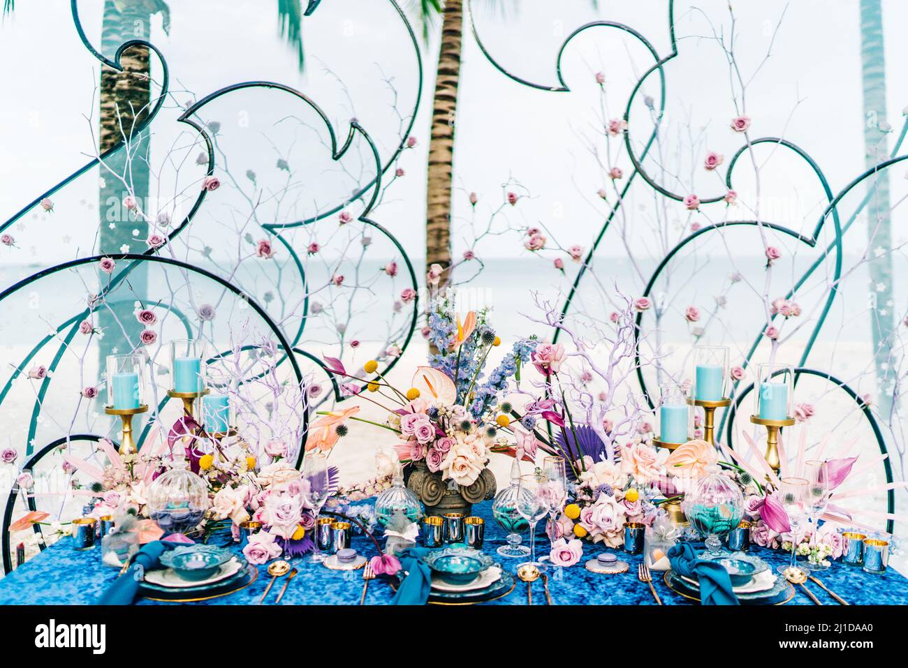 Schöner Blumenstrauß von Rose und Chrysanthemen Blumen und rosa Geschenkbox auf weißem Tischhintergrund. Geschenk für Feiertage, Geburtstag, Hochzeit, Muttertag, V. Stockfoto