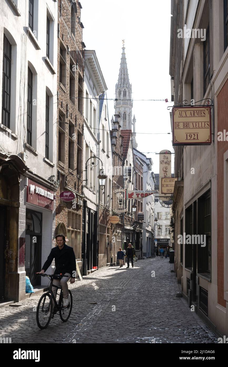 Brüssel, Belgien - März 16 2022: Alte Straße im Zentrum von Brüssel, Belgien Stockfoto