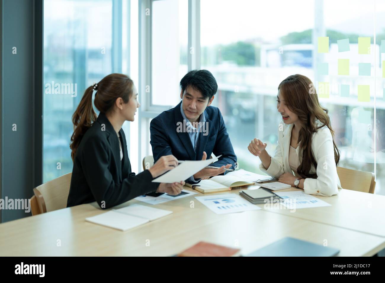 Glückliche Gruppe von Business Asian Arbeit kooperieren mit verschiedenen Team bei Office Briefing, konzentriert biracial Geschäftsmann Head Meeting, zusammenarbeiten diskutieren Stockfoto