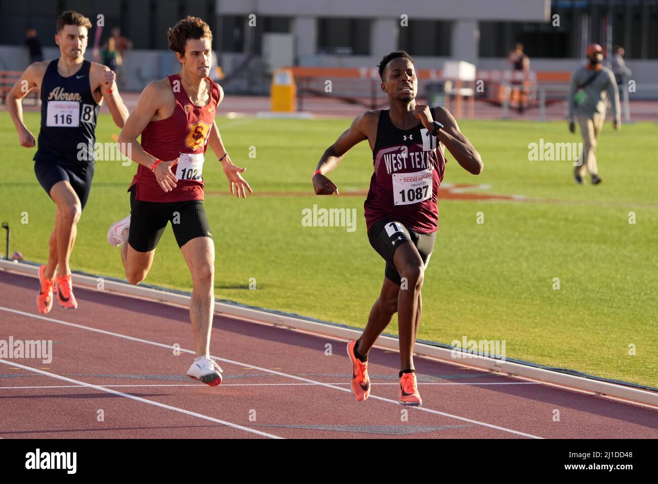 Butare Rugenerwa aus West Texas A&M besiegt Sam Van Dorpe aus Südkalifornien, um während des CLY 94. das Einladungsheat 800m von 1:49,83 bis 1:50,36 zu gewinnen Stockfoto