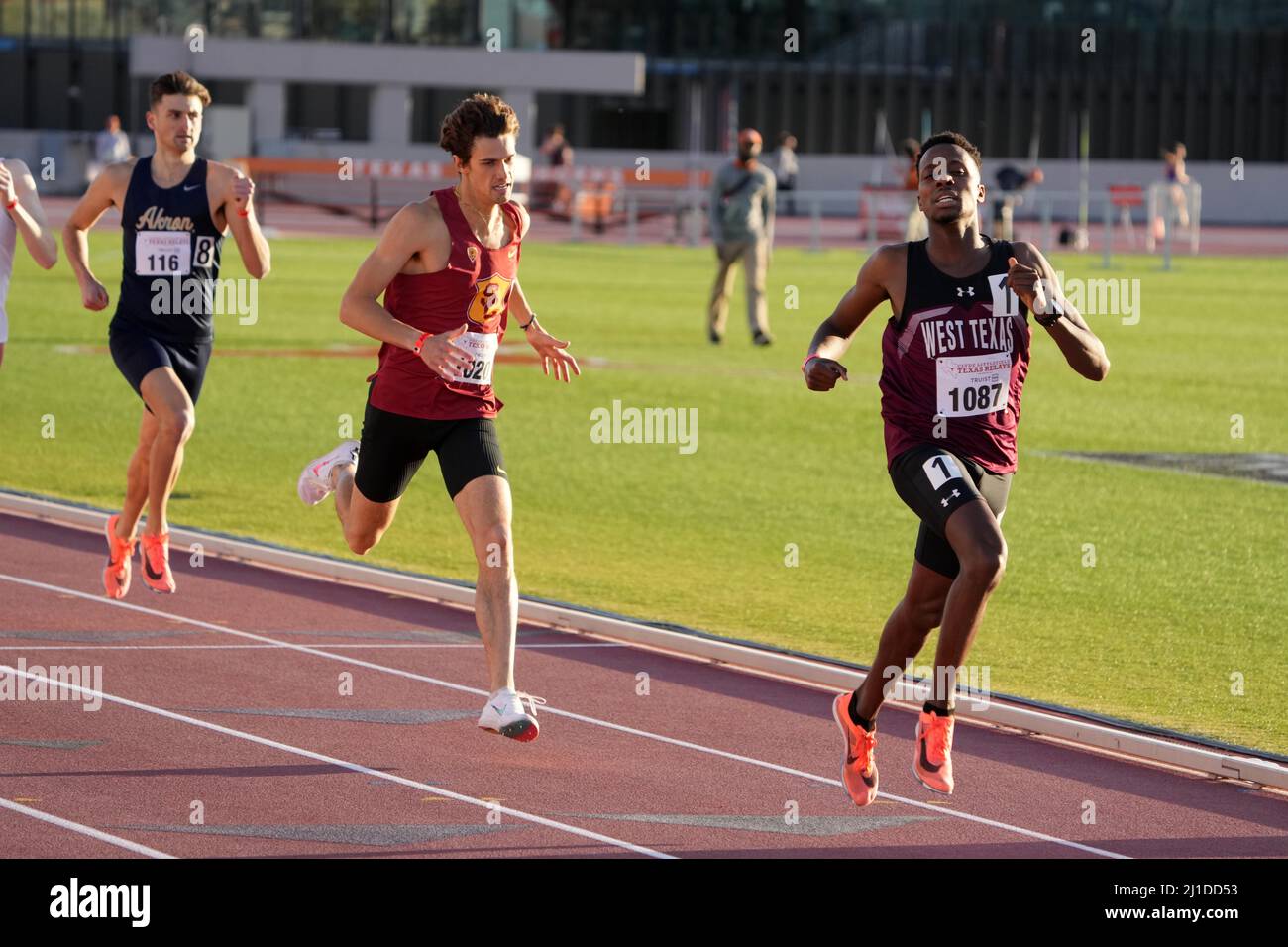 Butare Rugenerwa aus West Texas A&M besiegt Sam Van Dorpe aus Südkalifornien, um während des CLY 94. das Einladungsheat 800m von 1:49,83 bis 1:50,36 zu gewinnen Stockfoto