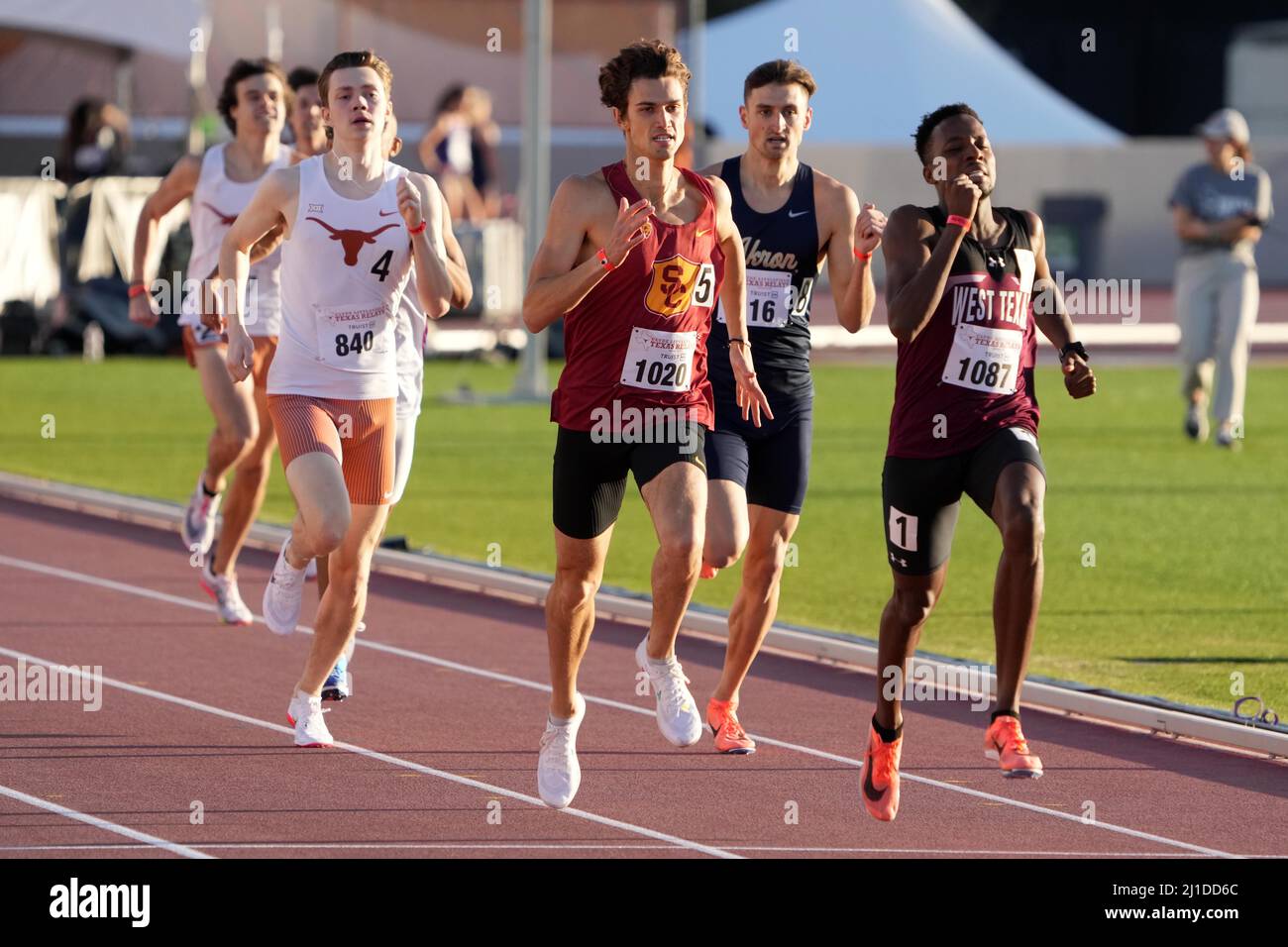 Butare Rugenerwa aus West Texas A&M besiegt Sam Van Dorpe aus Südkalifornien, um während des CLY 94. das Einladungsheat 800m von 1:49,83 bis 1:50,36 zu gewinnen Stockfoto