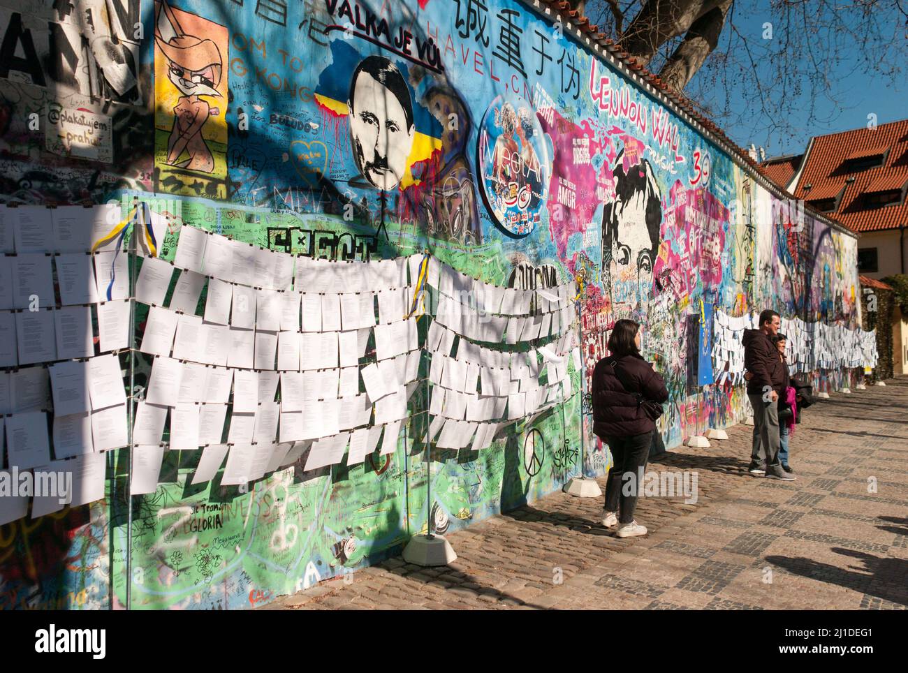 23. März 2022, Tschechische Republik, Prag: Auf der sogenannten John-Lennon-Mauer in Prag hat ein Unbekannter den russischen Präsidenten Wladimir Putin angesichts des Ukraine-Krieges als Adolf Hitler dargestellt. Darüber, am 23. März 2022, steht in tschechischer Sprache der Slogan "valka je vul" - wörtlich: "Krieg ist ein Hornhund". Was damit gemeint ist, ist, dass Krieg Unsinn ist. Die Lennon-Mauer auf der Prager Kleinseite ist seit dem Jahr 1980s mit sich ständig ändernden politischen Botschaften eingeschrieben. Es erinnert an den Beatles-Sänger John Lennon, einer der Ikonen der Friedensbewegung. (Um dpa 'gibt es Parallelen zwischen Putin und Hitler? Stockfoto