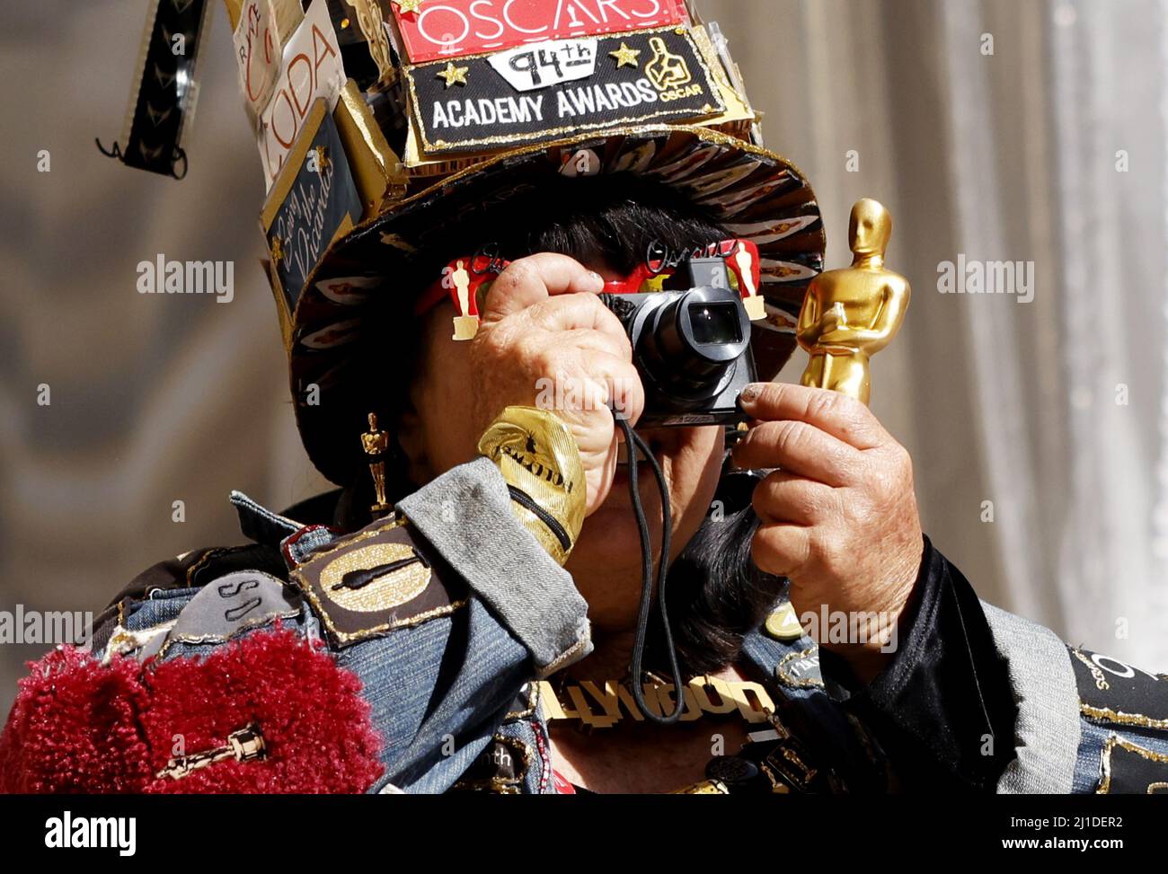 Hollywood, Usa. 25. März 2022. Ein Fan ist Kopf bis Fuß in Oscars-Kleidung gekleidet, während die Vorbereitungen für die jährlichen Academy Awards 94. in der Hollywood-Sektion von Los Angeles am Donnerstag, den 24. März 2022, fortgesetzt werden. Die Oscar-Gewinner werden am Sonntag, den 27.. März, im Rahmen einer ABC-Sendung bekannt gegeben. Foto von John Angelillo/UPI Credit: UPI/Alamy Live News Stockfoto