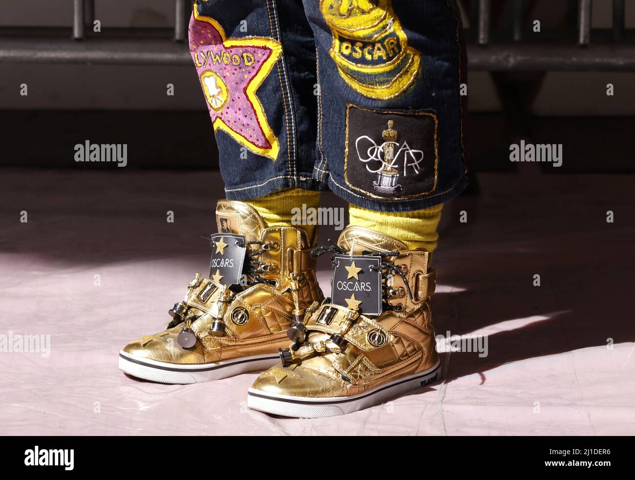Hollywood, Usa. 25. März 2022. Ein Fan ist Kopf bis Fuß in Oscars-Kleidung gekleidet, während die Vorbereitungen für die jährlichen Academy Awards 94. in der Hollywood-Sektion von Los Angeles am Donnerstag, den 24. März 2022, fortgesetzt werden. Die Oscar-Gewinner werden am Sonntag, den 27.. März, im Rahmen einer ABC-Sendung bekannt gegeben. Foto von John Angelillo/UPI Credit: UPI/Alamy Live News Stockfoto