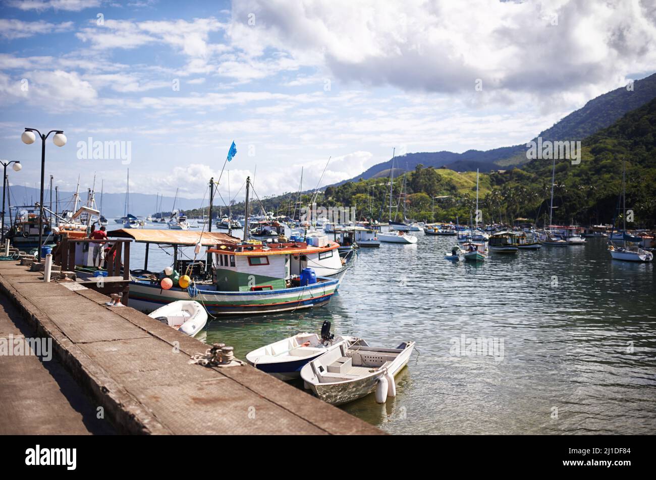Lasst uns angeln. Eine Aufnahme von Fischerbooten im Hafen. Stockfoto