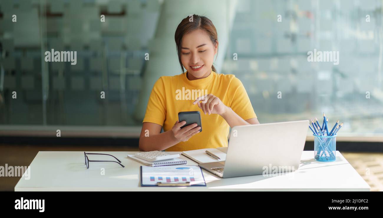 Eine Geschäftsfrau vervollständigt KYC mithilfe eines Online-Banking-Programms, um ein digitales Sparkonto zu eröffnen. Die Definition von Cyber-Sicherheit. Stockfoto