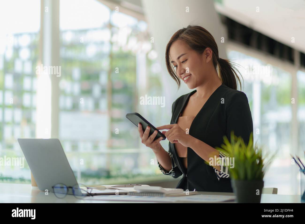 Eine Geschäftsfrau vervollständigt KYC mithilfe eines Online-Banking-Programms, um ein digitales Sparkonto zu eröffnen. Die Definition von Cyber-Sicherheit. Stockfoto