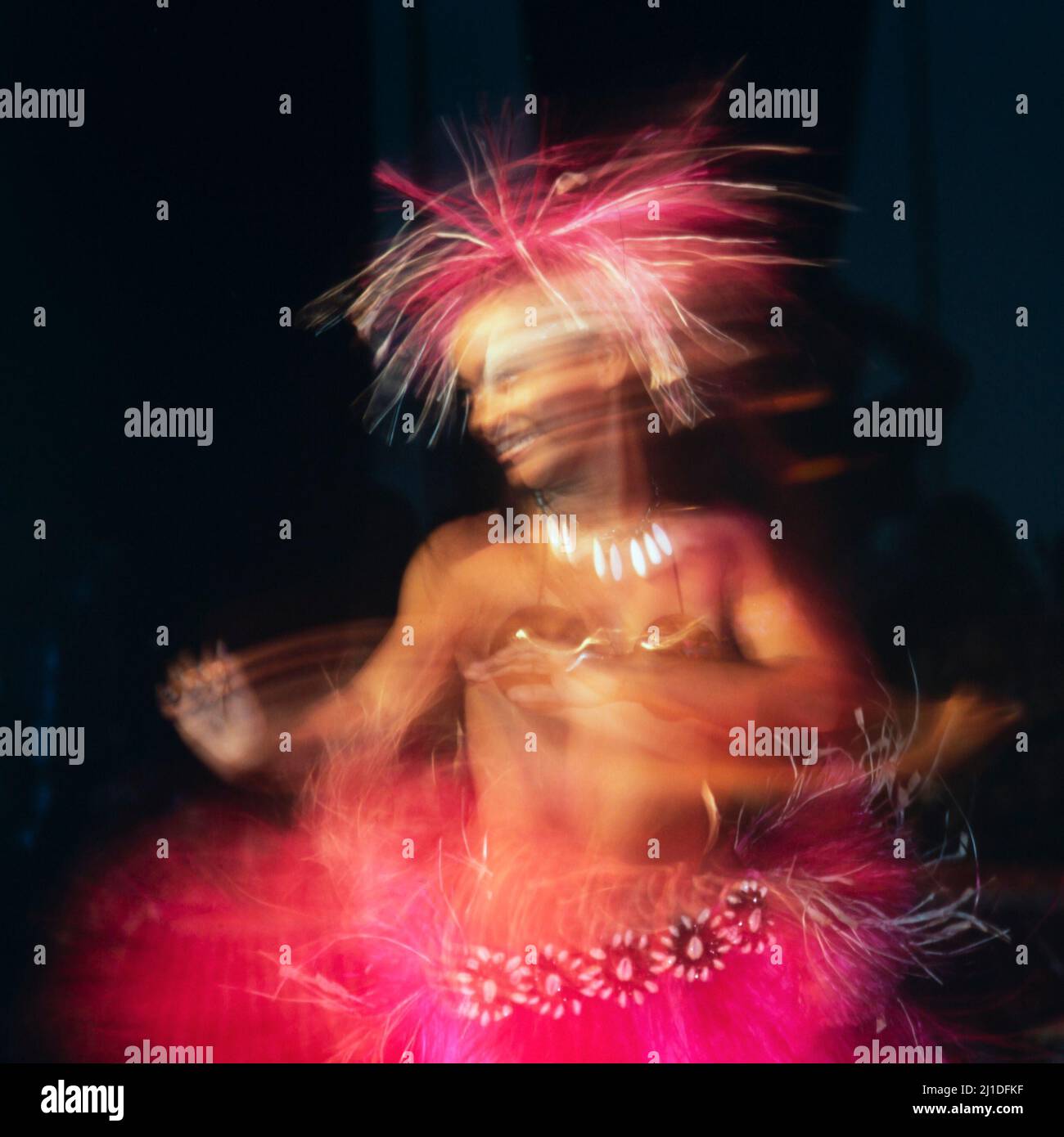 Polynesische Tänzerin, die Hula (Hura)-Tanz in Cook Islands Te Mire Ura, nationaler Wettbewerb „Tänzerin des Jahres“, Rarotonga, aufführt. Verschwommene Bewegung. Stockfoto