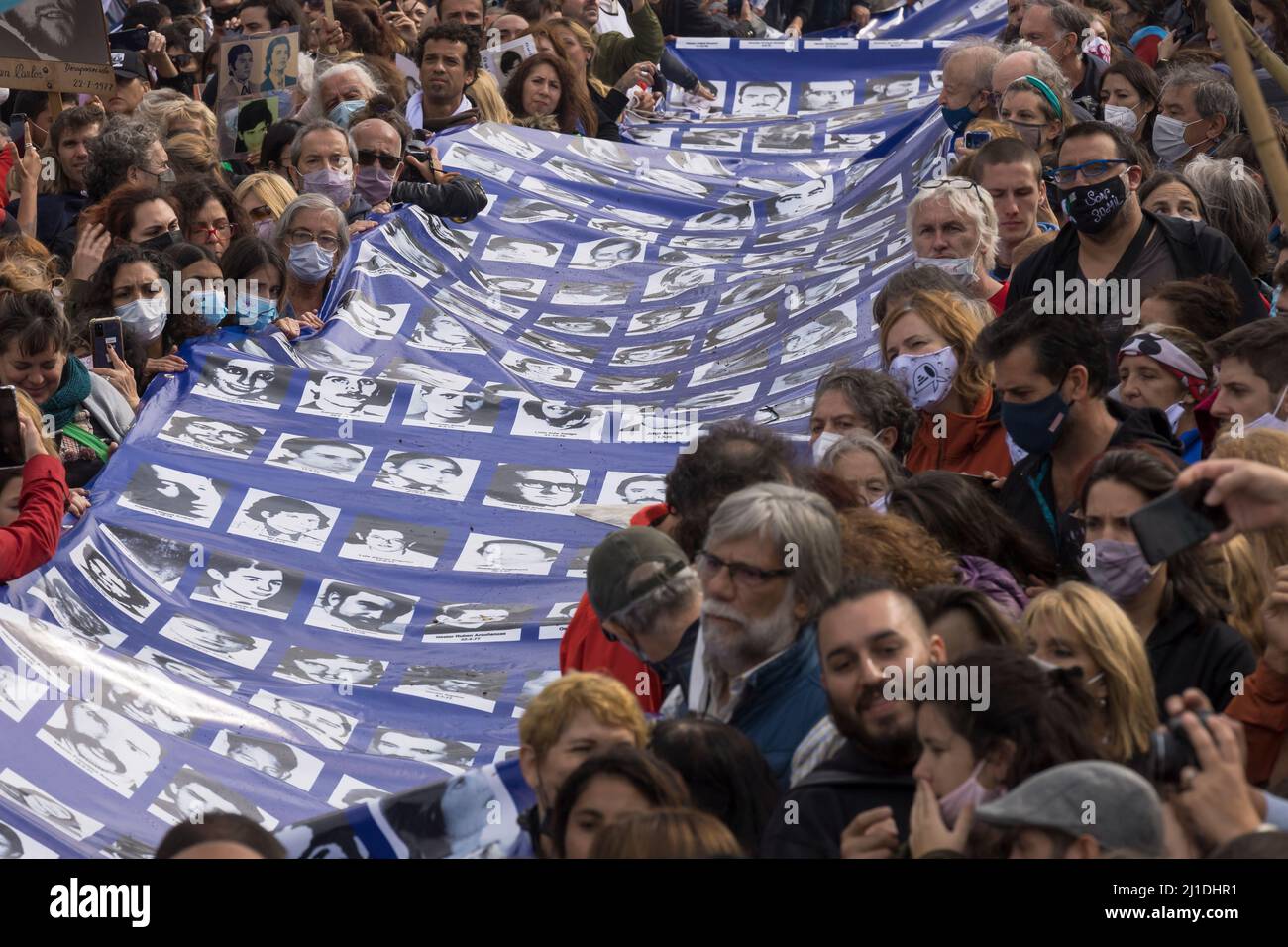 Ciudad De Buenos Aires, Argentinien. 24. März 2022. Die Demonstranten des Tages der Erinnerung an Wahrheit und Gerechtigkeit halten ein langes Transparent mit Fotos der verschwundenen Häftlinge während der letzten Militärdiktatur. (Foto: Esteban Osorio/Pacific Press) Quelle: Pacific Press Media Production Corp./Alamy Live News Stockfoto