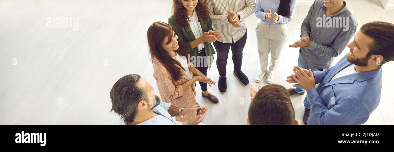 Banner mit einem Team von Geschäftsleuten, das zum Erfolg oder zur Anerkennung applaudiert Stockfoto