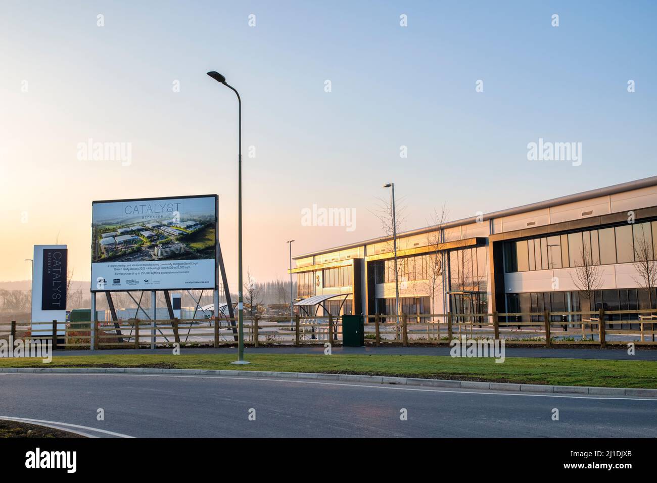 Catalyst Bicester Technologiepark wird bei Sonnenaufgang gebaut. Bicester, Oxfordshire, England Stockfoto