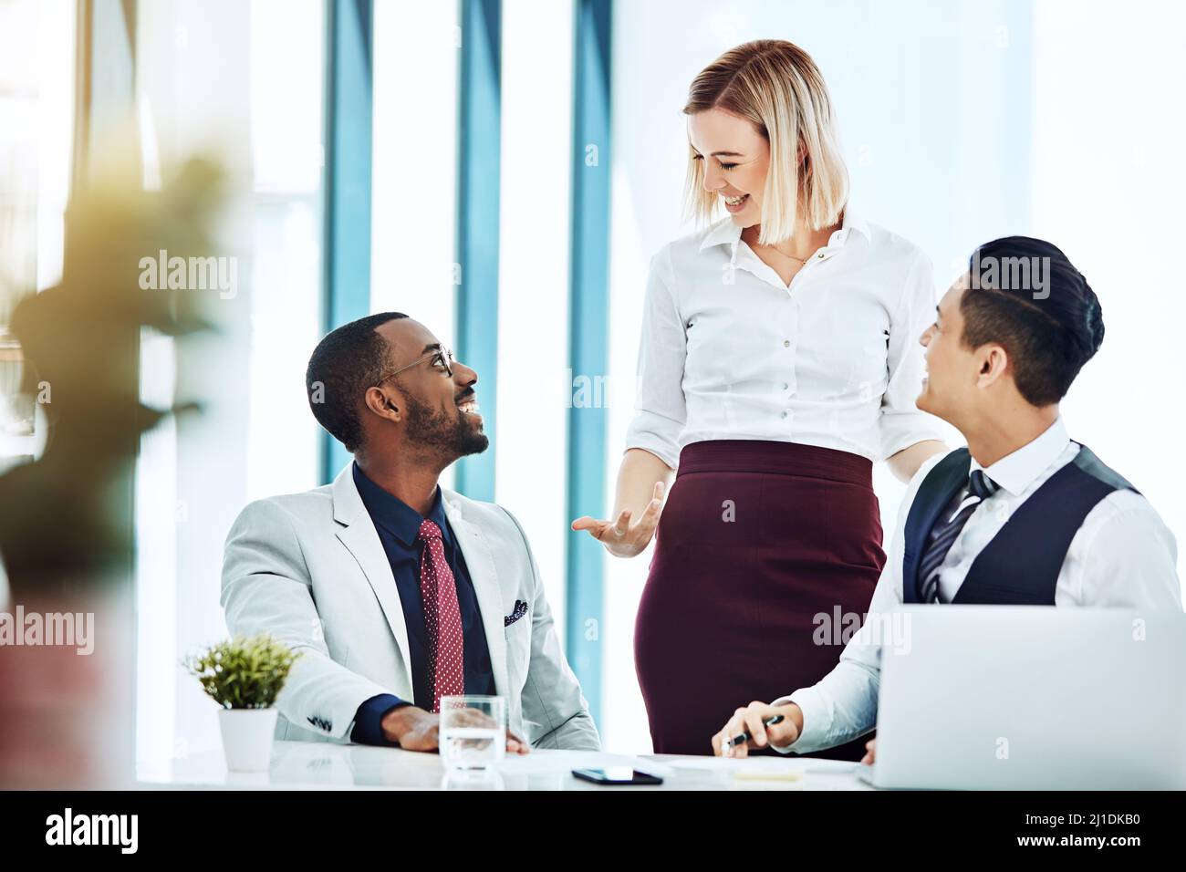 Shes erhielt immer wertvolle Einblicke. Eine Aufnahme von drei Geschäftsleuten, die im Büro zusammenarbeiten. Stockfoto