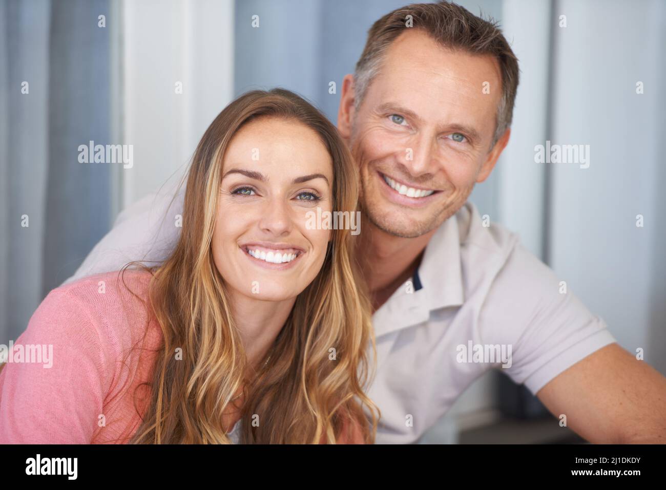 Jeden Tag mit ihr ist ein kleines Stück vom Himmel. Eine ausgeschnittene Aufnahme eines glücklichen Paares, das die Kamera anlächelt. Stockfoto