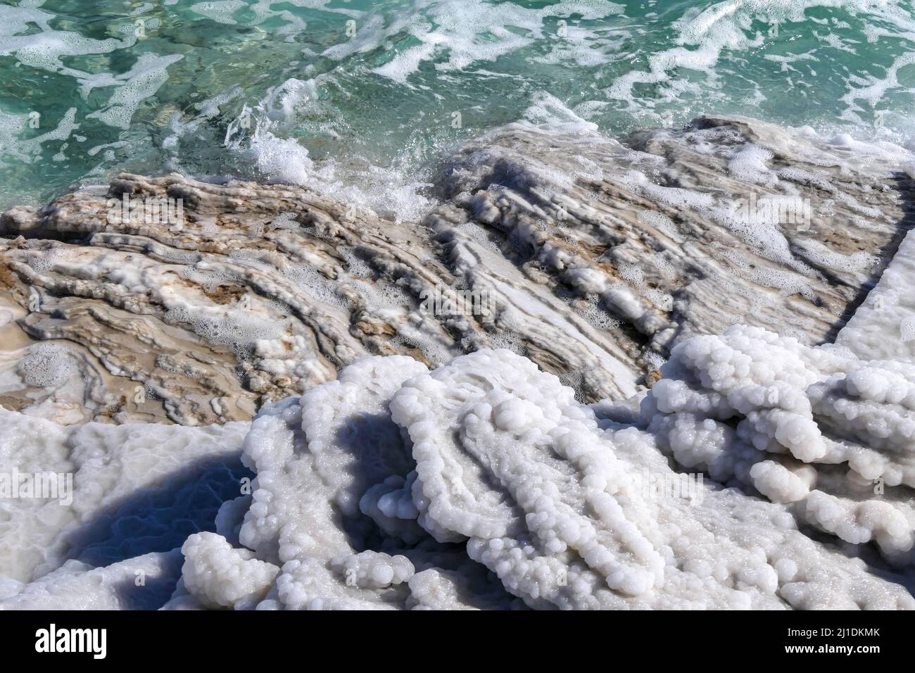 Kristallklares Salz auf einem Felsen in der Nähe des Strandes im Toten Meer. Israel Stockfoto