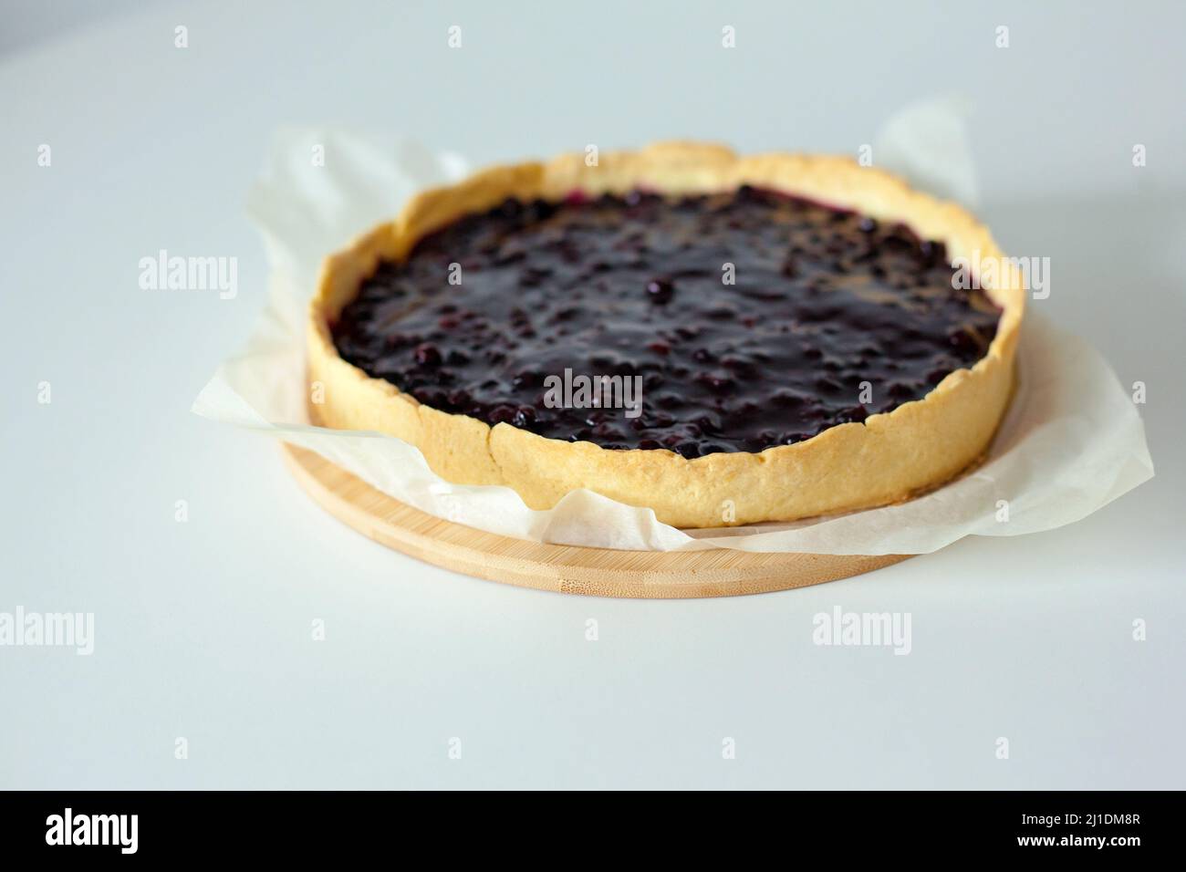 Süßer Kuchen mit schwarzer Johannisbeere Stockfoto