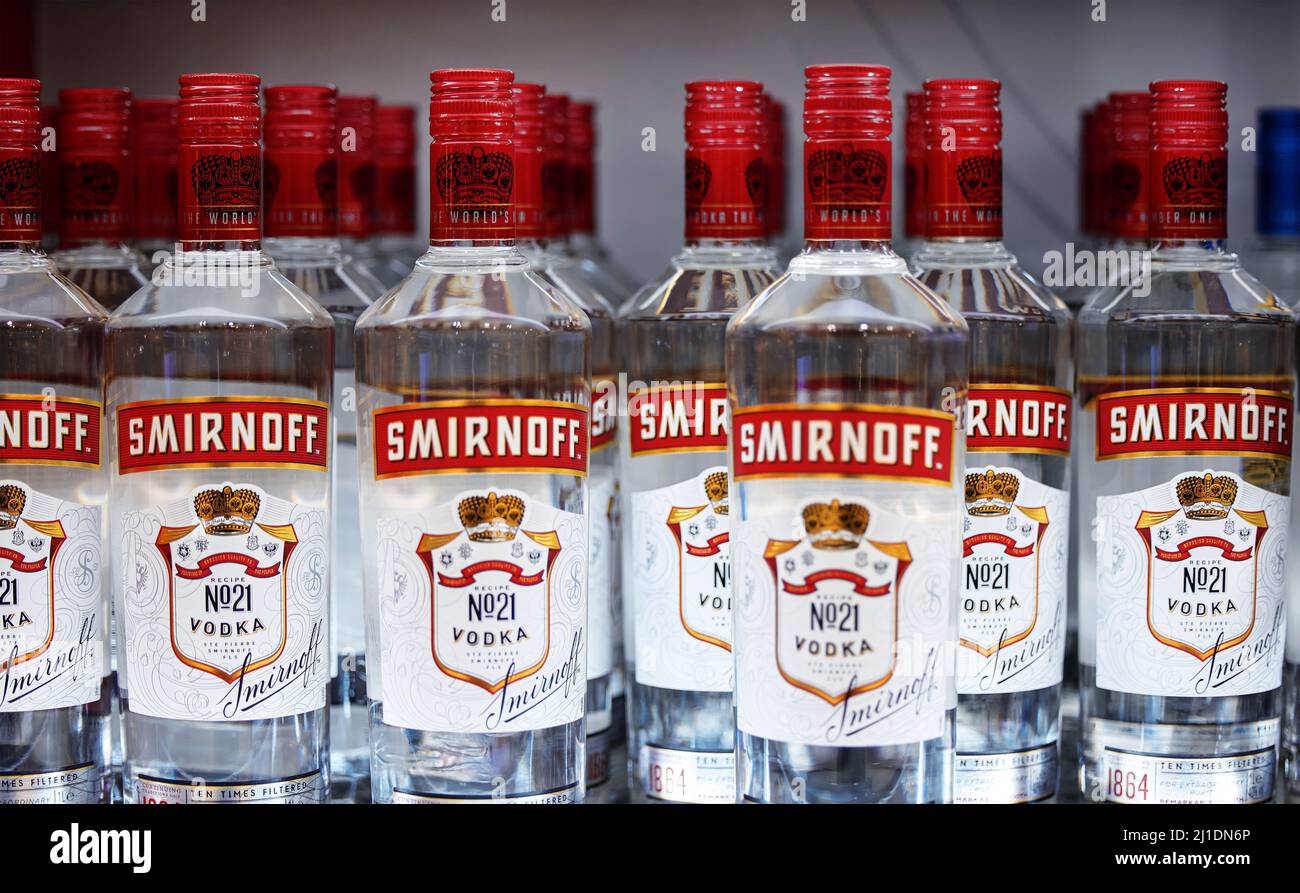 Russischer Wodka. Flaschen Smirnoff Wodka auf einem Regal im Duty-Free-Shop am Flughafen Dubai. Traditionelles russisches Souvenir. 12,02,2022, Dubai, VAE Stockfoto