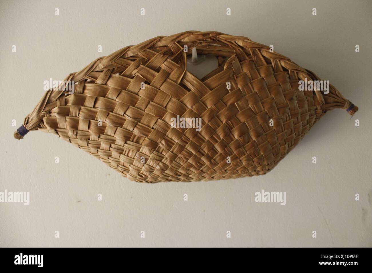 Der Tolai Korb - ein traditioneller, handgewebter Korb aus dem Osten von New Britain (ENB), der aus Kokosnussbaumblättern hergestellt wird. Stockfoto