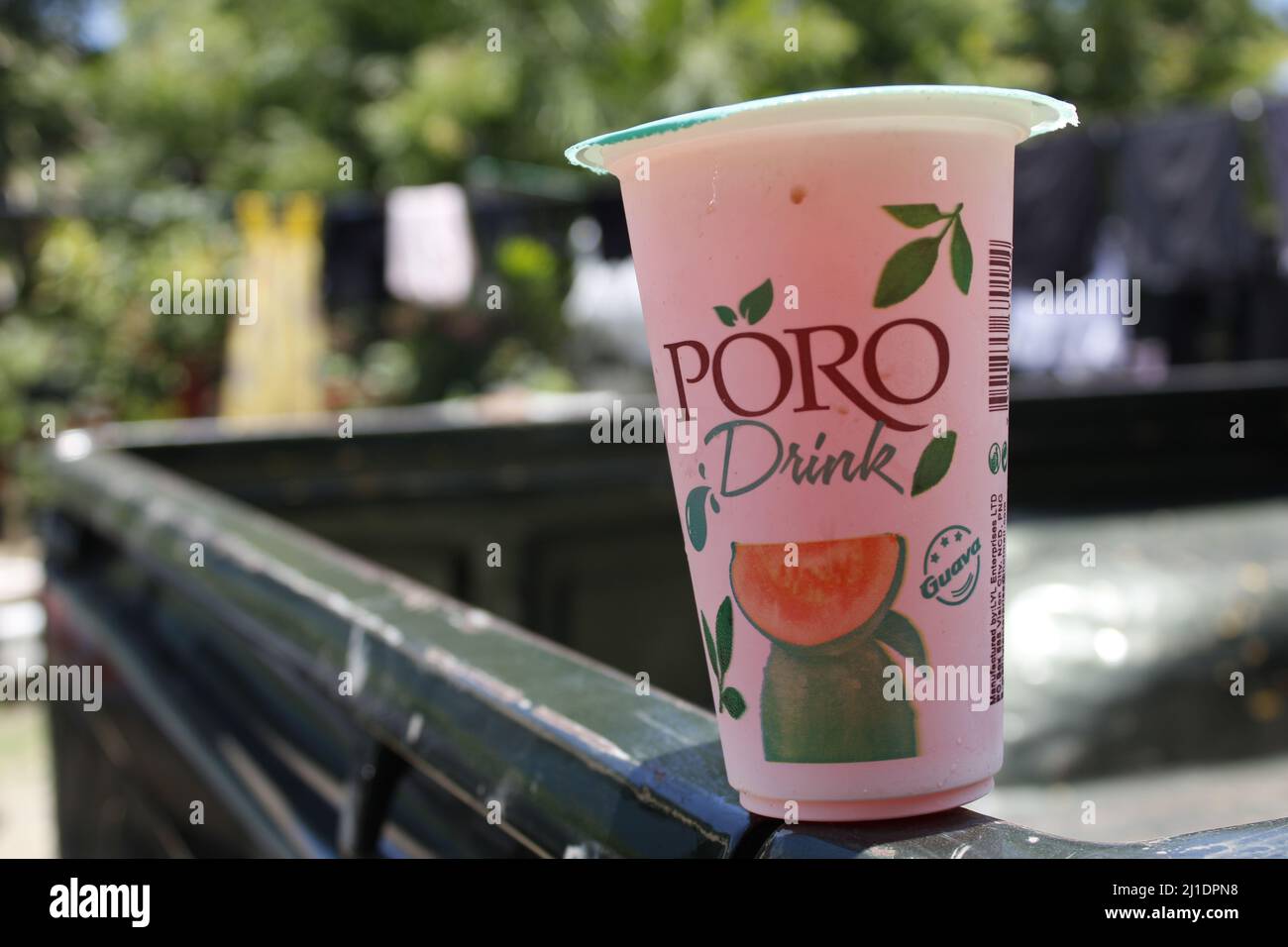 Poro-Getränk mit Guava-Geschmack; ein preiswertes und beliebtes verarbeitetes zuckerhaltiges Getränk, das in Port Moresby verkauft wird Stockfoto