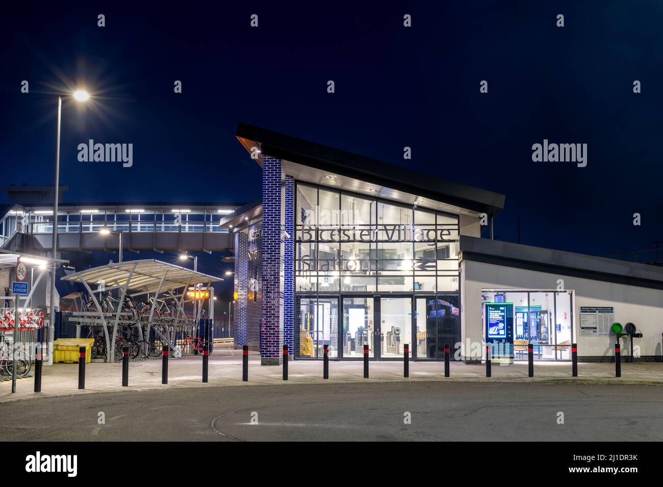 Bicester Village Bahnhof bei Nacht. Bicester, Oxfordshire, England Stockfoto