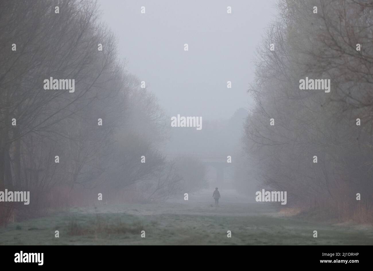 Peterborough, Großbritannien. 25. März 2022. Nach einem Frost über Nacht war es am 25. März 2022 in Peterborough, Cambridgeshire, Großbritannien, ein verschwommener Start in den Tag. Kredit: Paul Marriott/Alamy Live Nachrichten Stockfoto