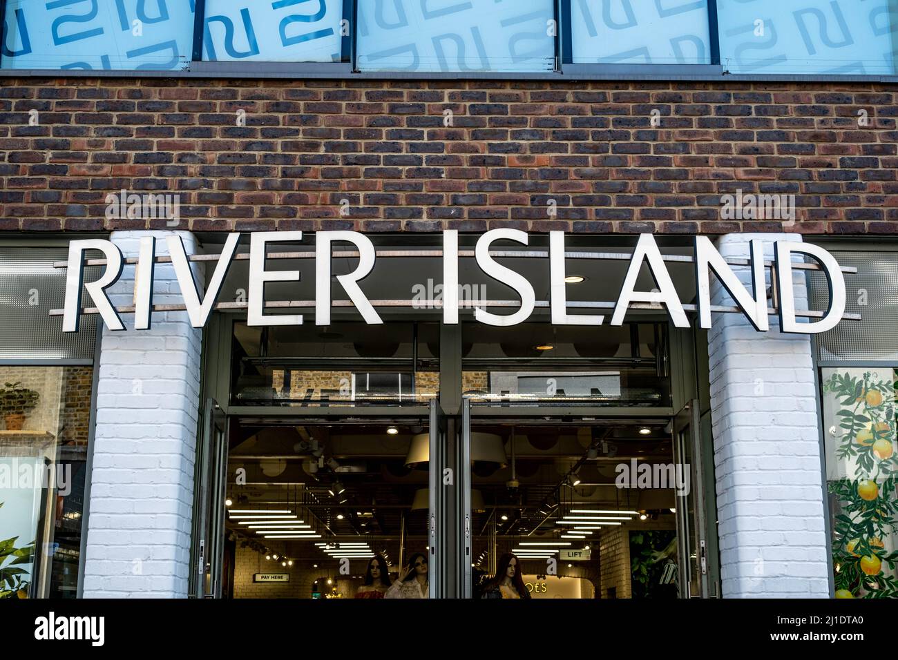 Kingston-upon-Thames, Kingston London, Großbritannien, März 23 2022, River Island Fashion Clothing High Street Retail Chain Stockfoto