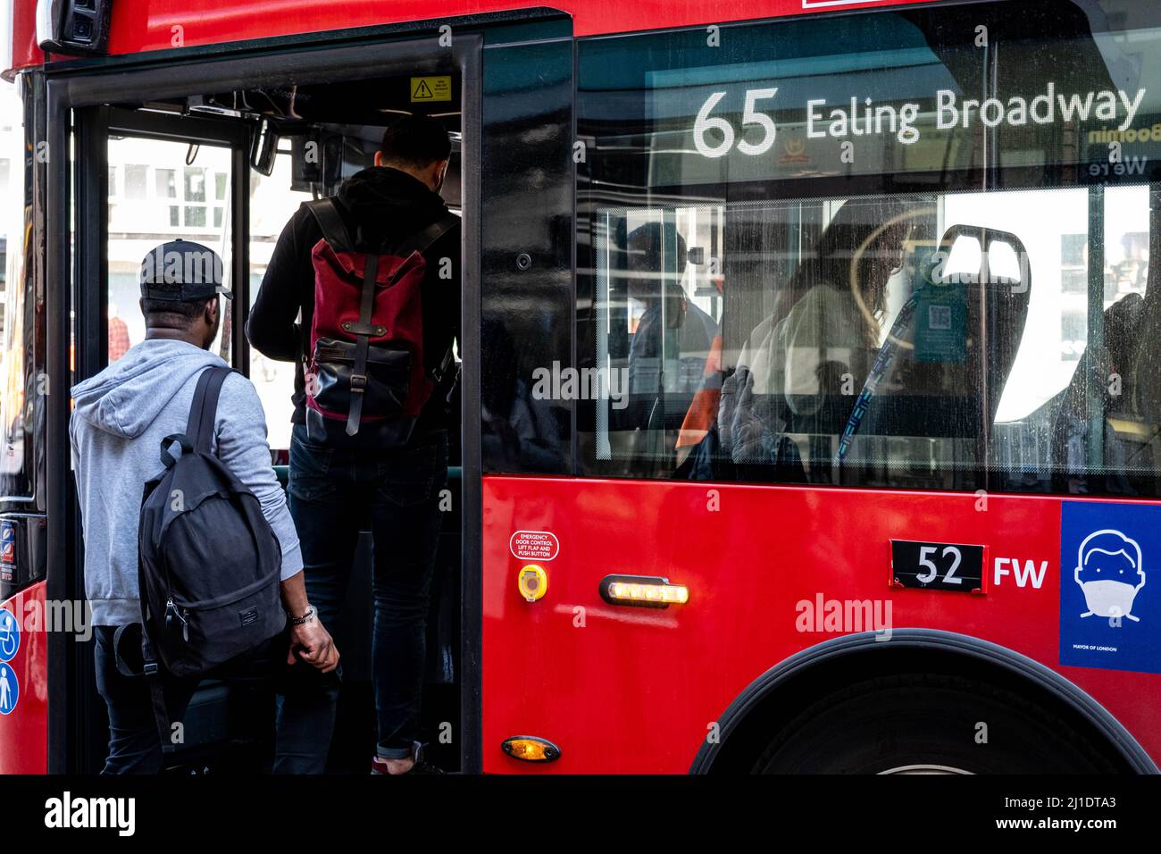 Kingston-upon-Thames, Kingston London, Großbritannien, März 23 2022, Passagiere oder Personen an Bord Eines roten Doppeldeckerbusses Stockfoto