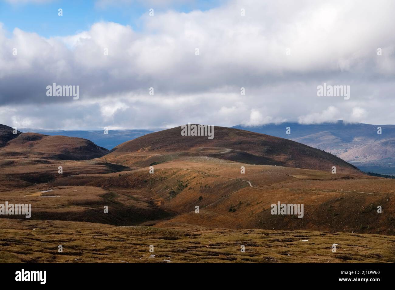 Blick von Cairn Gorm nach Westen nach Aviemore, Cairngorms, Schottland Stockfoto